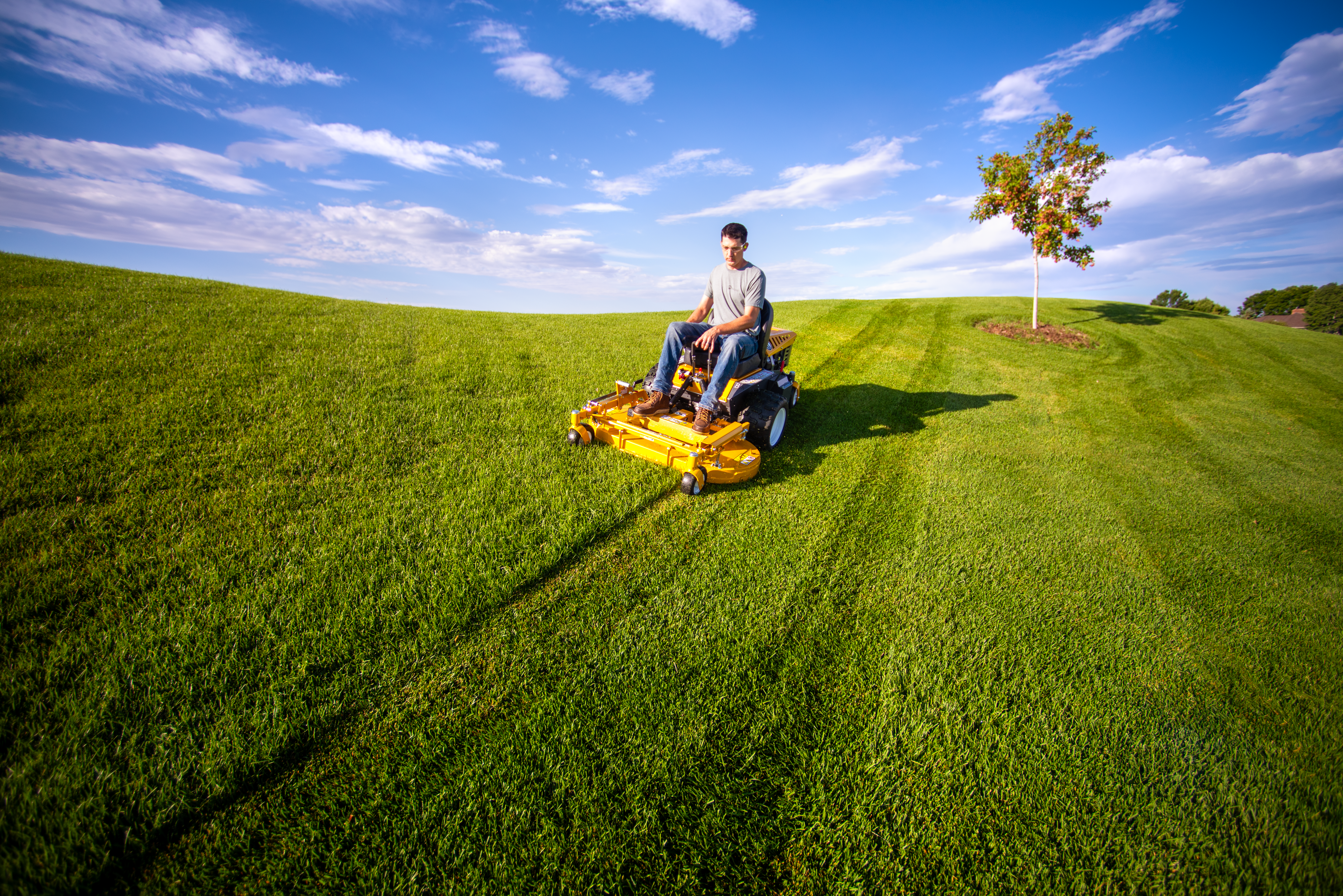 Riding Lawn Mowers Walker B27I With 52-Inch Mulching Deck Mowing A Green Lawn